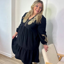 Charger l'image dans la galerie, Robe patineuse noire à broderie dorée