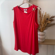 Charger l'image dans la galerie, T-shirt rouge avec broche