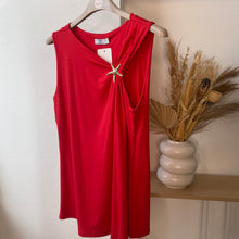 Charger l'image dans la galerie, T-shirt rouge avec broche