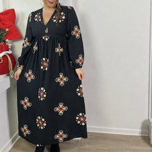 Charger l'image dans la galerie, Robe longue brodée noire à fleurs