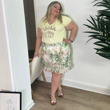 Charger l'image dans la galerie, Jupe courte fleuris kaki avec short intégré