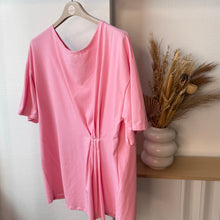 Charger l'image dans la galerie, T-shirt rose avec broche