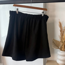 Charger l'image dans la galerie, Jupe short suédine noire
