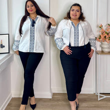 Charger l'image dans la galerie, Blouse bohème brodée blanche en coton