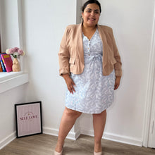 Charger l'image dans la galerie, Robe courte bleu ciel à col vagues et broderie en coton