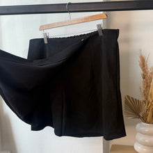 Charger l'image dans la galerie, Jupe short suédine noire