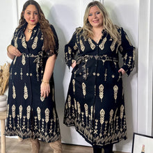 Charger l'image dans la galerie, Robe chemise longue noire à imprimé doré