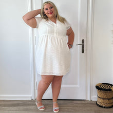 Charger l'image dans la galerie, Robe courte brodée blanche en coton