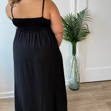Charger l'image dans la galerie, Robe longue à décolleté clouté noir