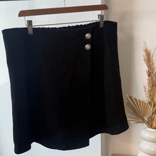 Charger l'image dans la galerie, Jupe short suédine noire