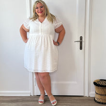 Charger l'image dans la galerie, Robe courte brodée blanche en coton