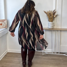 Charger l'image dans la galerie, Robe plissée à imprimé abstrait noir et bordeaux - précommande en Bordeaux (voir photo)