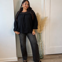 Charger l'image dans la galerie, Blouse élégance noire à dentelle