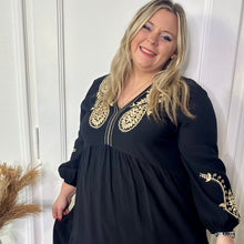 Charger l'image dans la galerie, Robe patineuse noire à broderie dorée