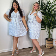 Charger l'image dans la galerie, Robe courte bleu ciel à col vagues et broderie en coton