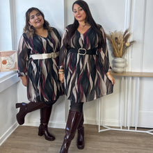 Charger l'image dans la galerie, ⁠Robe plissée à imprimé abstrait noir et bordeaux - précommande en Bordeaux (voir photo)
