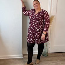 Charger l'image dans la galerie, ⁠Robe courte bordeaux fleurs poudrées
