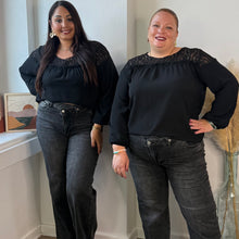 Charger l'image dans la galerie, Blouse élégance noire à dentelle
