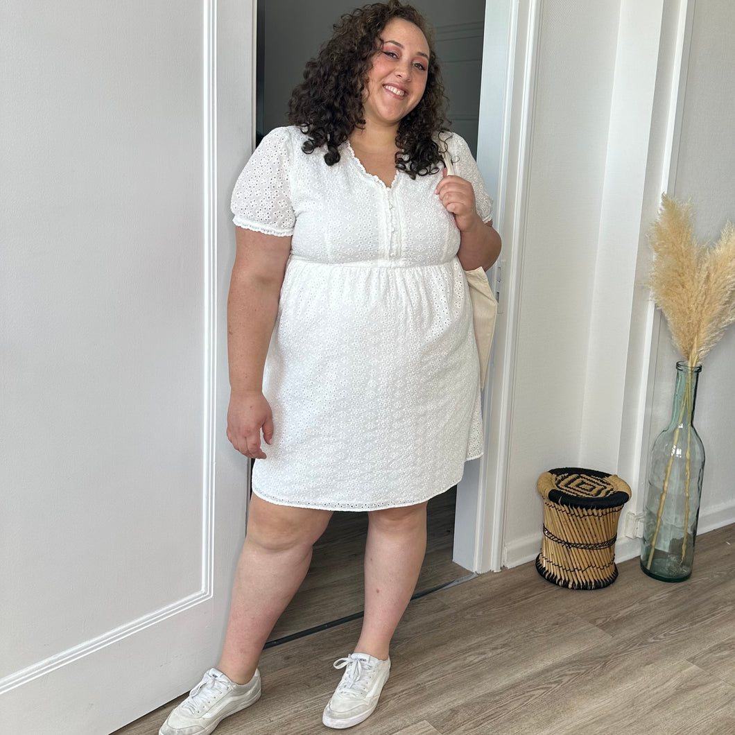 Robe courte brodée blanche en coton