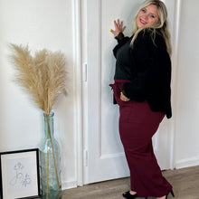 Charger l&#39;image dans la galerie, Pantalon bordeaux stretch à coupe évasée
