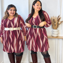 Charger l'image dans la galerie, ⁠Robe plissée à imprimé abstrait noir et bordeaux - précommande en Bordeaux (voir photo)

