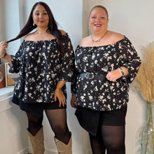 Charger l'image dans la galerie, Blouse fluide noire à fleurs

