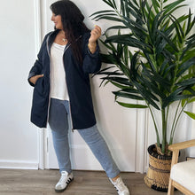 Charger l&#39;image dans la galerie, Veste imperméable mi-longue réversible marine
