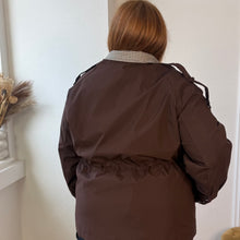 Charger l'image dans la galerie, Veste imperméable à carreaux marron
