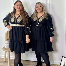 Charger l'image dans la galerie, Robe patineuse noire à broderie dorée

