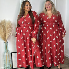Charger l&#39;image dans la galerie, ⁠ ⁠Robe longue rouge brique à fleurs blanches - EN PRÉCOMMANDE EXPÉDITION DE LA COMMANDE VENDREDI 24 octobre
