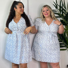 Charger l&#39;image dans la galerie, Robe courte bleu ciel à col vagues et broderie en coton
