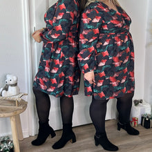 Charger l&#39;image dans la galerie, Robe courte imprimée ginkgo rouge et verte

