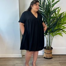 Charger l&#39;image dans la galerie, Robe-short courte fluide noire
