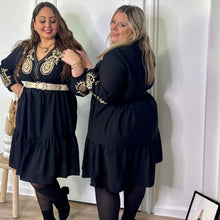 Charger l'image dans la galerie, Robe patineuse noire à broderie dorée
