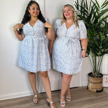 Charger l&#39;image dans la galerie, Robe courte bleu ciel à col vagues et broderie en coton
