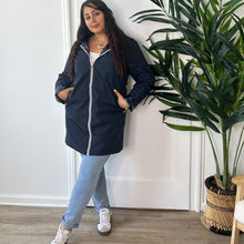 Charger l&#39;image dans la galerie, Veste imperméable mi-longue réversible marine
