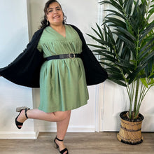 Charger l&#39;image dans la galerie, Robe-short courte fluide kaki
