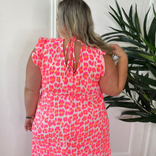 Charger l&#39;image dans la galerie, Robe longue léopard rose fluo en coton à manches courtes
