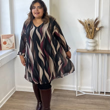 Charger l'image dans la galerie, ⁠Robe plissée à imprimé abstrait noir et bordeaux - précommande en Bordeaux (voir photo)
