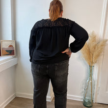 Charger l'image dans la galerie, Blouse élégance noire à dentelle
