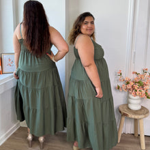 Charger l'image dans la galerie, ⁠Robe fines bretelles et broche kaki
