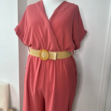 Charger l&#39;image dans la galerie, Combinaison vieux rose avec ceinture élastique (vendue avec une ceinture tressée beige)
