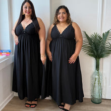 Charger l'image dans la galerie, Robe longue à décolleté clouté noir
