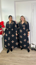 Charger l&#39;image dans la galerie, Robe longue noire brodée de fleurs
