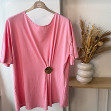 Charger l'image dans la galerie, T-shirt rose avec broche
